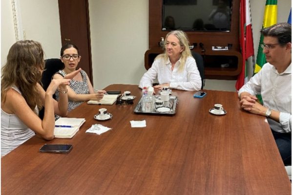 Comissão Organizadora do Evento em Homenagem às Corretoras de Imóveis em reunião em Balneário Camboriú