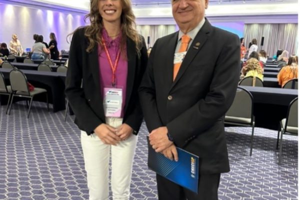 Representante do CRECI-SC, Lilian Gutierres, com o Presidente do CRECI-SP, José Augusto Viana Neto, no evento sobre prevenção ao assédio