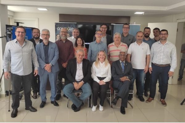 Vice Presidente do COFECI para Avaliação de Imóveis junto com os participantes da Reunião da Câmara de Avaliação Mercadológica de Imóveis do CRECI-SC