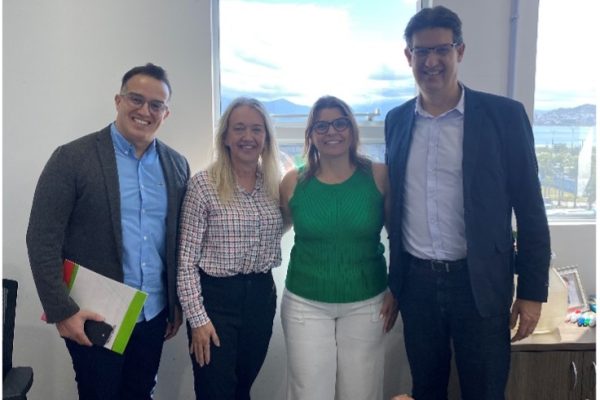 Vice Presidente do CRECI-SC, Rubia Welter, Corretor de Imóveis Johny Fabra, Assessor do CRECI-SC, Alcides Andrade, em reunião na Prefeitura de Florianópolis com a Secretária de Fazenda do município solicitando a abertura dos dados do ITBI, assim como já ocorre em Porto Alegre, São Paulo e Belo Horizonte