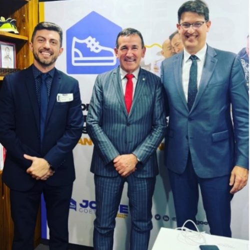 Diretor do CRECI-SC, Laurence Leal, e Assessor Alcides Andrade, no Congresso Nacio-nal dialogando com o Deputado Federal Jorge Goetten e com a assessoria da Senadora Ivete Appel da Silveira para participarem da Frente Parlamentar do Mercado Imobiliá-rio