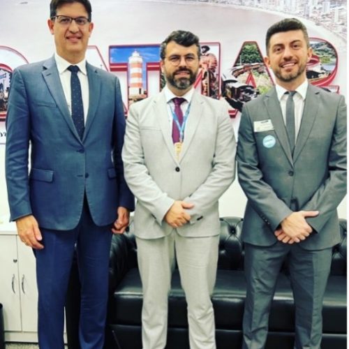 Diretor do CRECI-SC, Laurence Leal, e Assessor Alcides Andrade, no Congresso Nacio-nal dialogando com o Deputado Federal Jorge Goetten e com a assessoria da Senadora Ivete Appel da Silveira para participarem da Frente Parlamentar do Mercado Imobiliá-rio