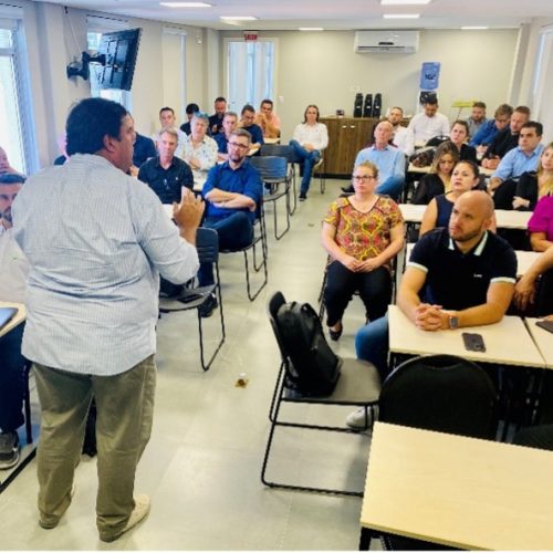 Encontro de Delegados realizado em Florianópolis no primeiro semestre de 2023 com representan-tes de 30 municípios