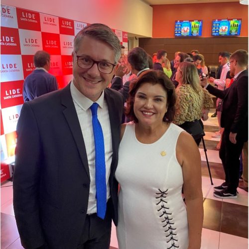 Presidente Fernando Willrich em evento com a Vice Governadora Marilisa Bohem, dia-logando sobre a importância da categoria