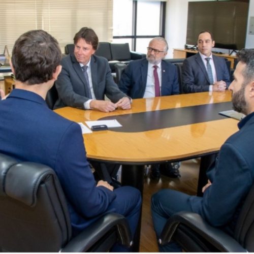 Vice Presidente do CRECI-SC, Marcelo Brognoli,  Corretor de Imóveis Leandro Ibagy e Procurador Geral do Estado, Marcio Viccari, em reunião preparatória para a Soleni-dade de Assinatura da Portaria GAB. PGE 66.2023, publicada no DOE de 17.05.2023, que garantiu a reinserção dos corretores como avaliadores de imóveis.
