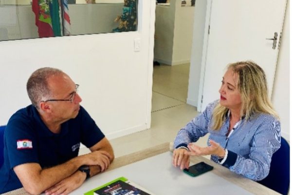 Em reunião na Prefeitura de Florianópolis, o Secretário Municipal de Segurança Pública, Araújo Gomes e a Vice Presidente do CRECI-SC, Rubia Welter, firmaram compromisso de atuar no combate ao exercício ilegal da profissão em Florianópolis. Apenas em janeiro deste ano, a parceria flagrou 36 pessoas exercendo ilegalmente a profissão nos Ingleses e Canasvieiras, gerando 20 denúncias ao Ministério Público.